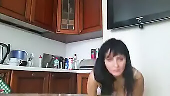 Tía Delgada Recibe Creampie Anal