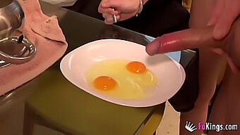 Le Petit Déjeuner Douche D'Ainara: Des Omelettes Remplies De Sperme Avec Un Côté De Petits Seins