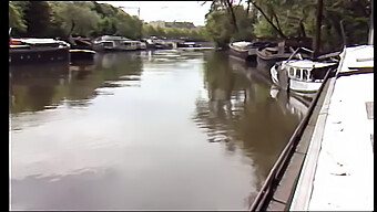 Les Gens Du Bateau: Une Rencontre Chaude Sur Un Navire Transparent